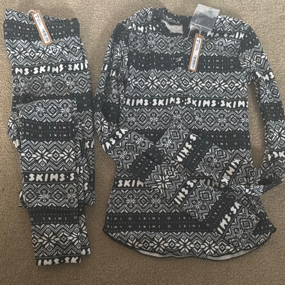 SKIMS Woman’s Pajamas - Black and White